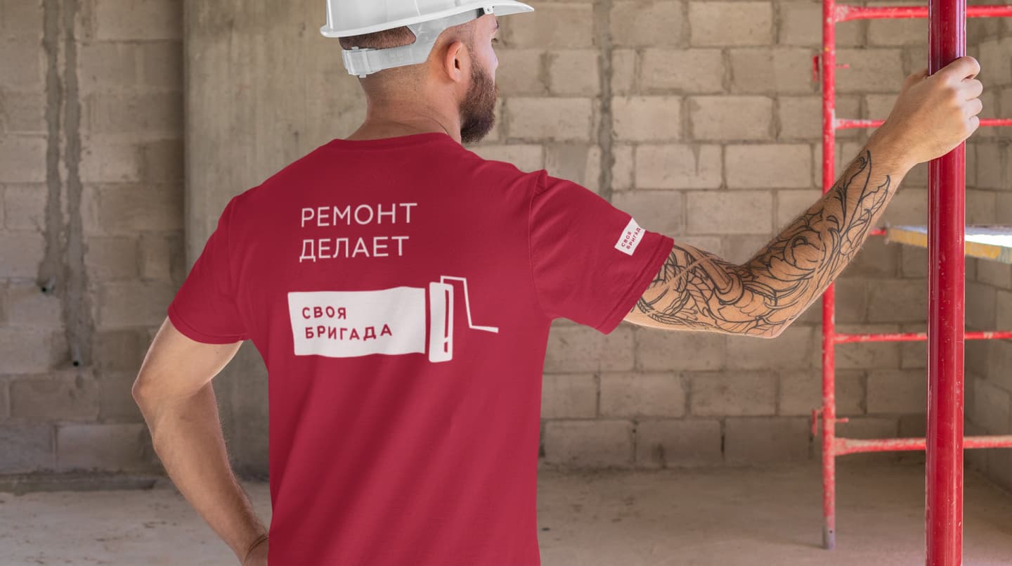 Футболка с логотипом.