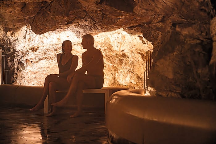 Dans quelle station thermale se trouve l’unique vaporarium naturel d’Europe ?