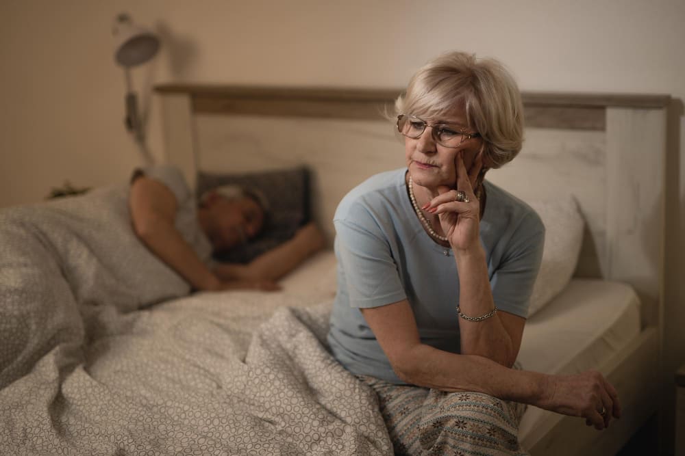 Personne souffrant d’insomnie et de troubles du sommeil allongée dans son lit