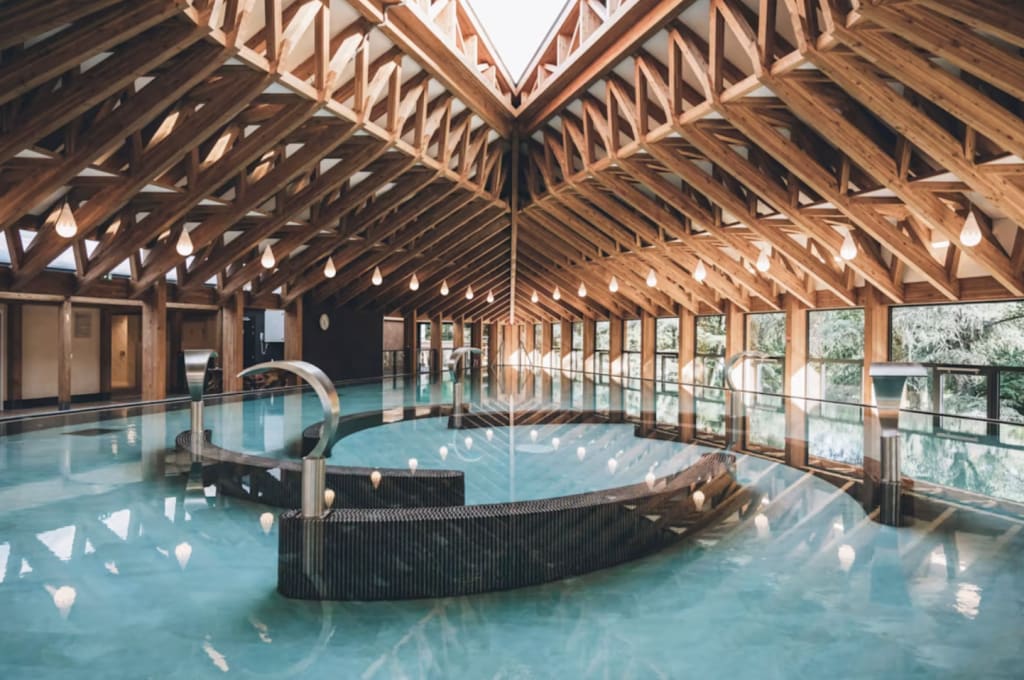 Spa thermal des Thermes de Vals-les-Bains en Ardèche avec bassin de détente