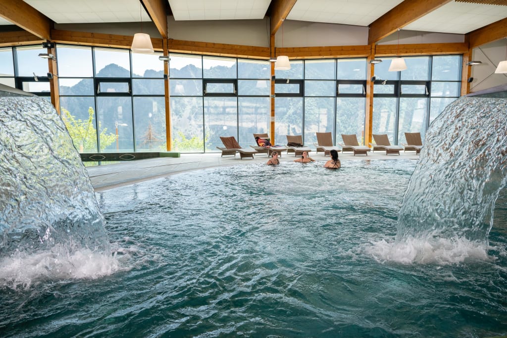 Bassins et &eacute;quipements thermaux de la station de Berthemont-les-Bains, dont un jacuzzi ext&eacute;rieur et un vaporium