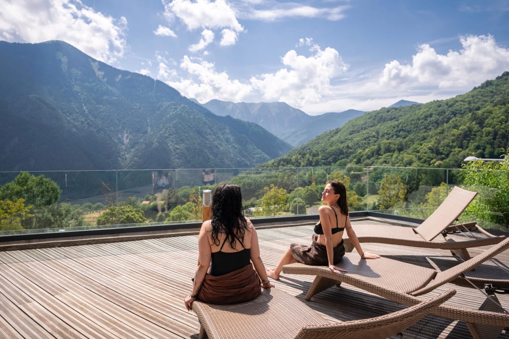 Vue du centre thermal de Berthemont-les-Bains depuis l’espace spa, avec bassins et installations