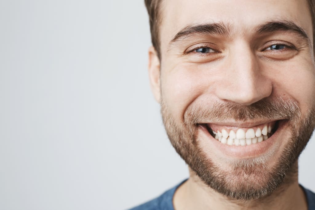 sourire avec gencives saines apr&egrave;s une cure thermale des muqueuses bucco-linguales