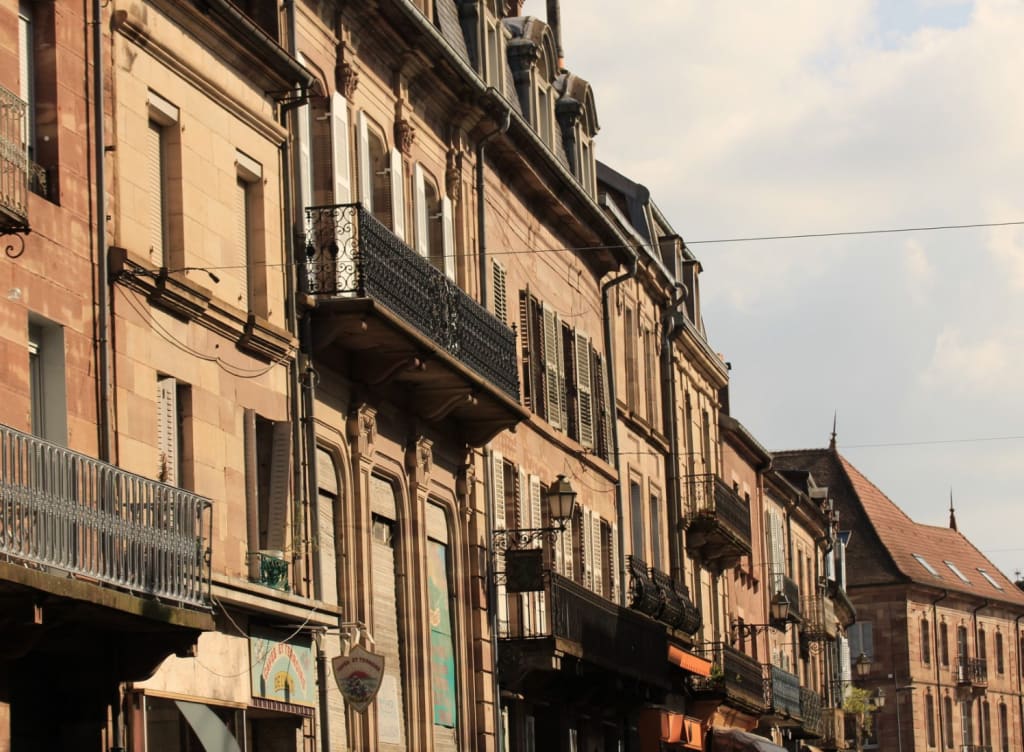 tourisme luxeuil les bains, rue carnot balcons
