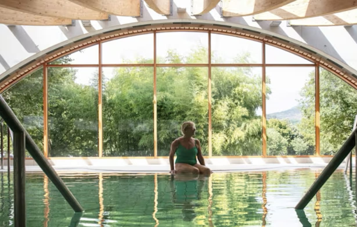 Mini-cure thermale bien-être aux Thermes de Neyrac-les-Bains, piscine avec une curiste