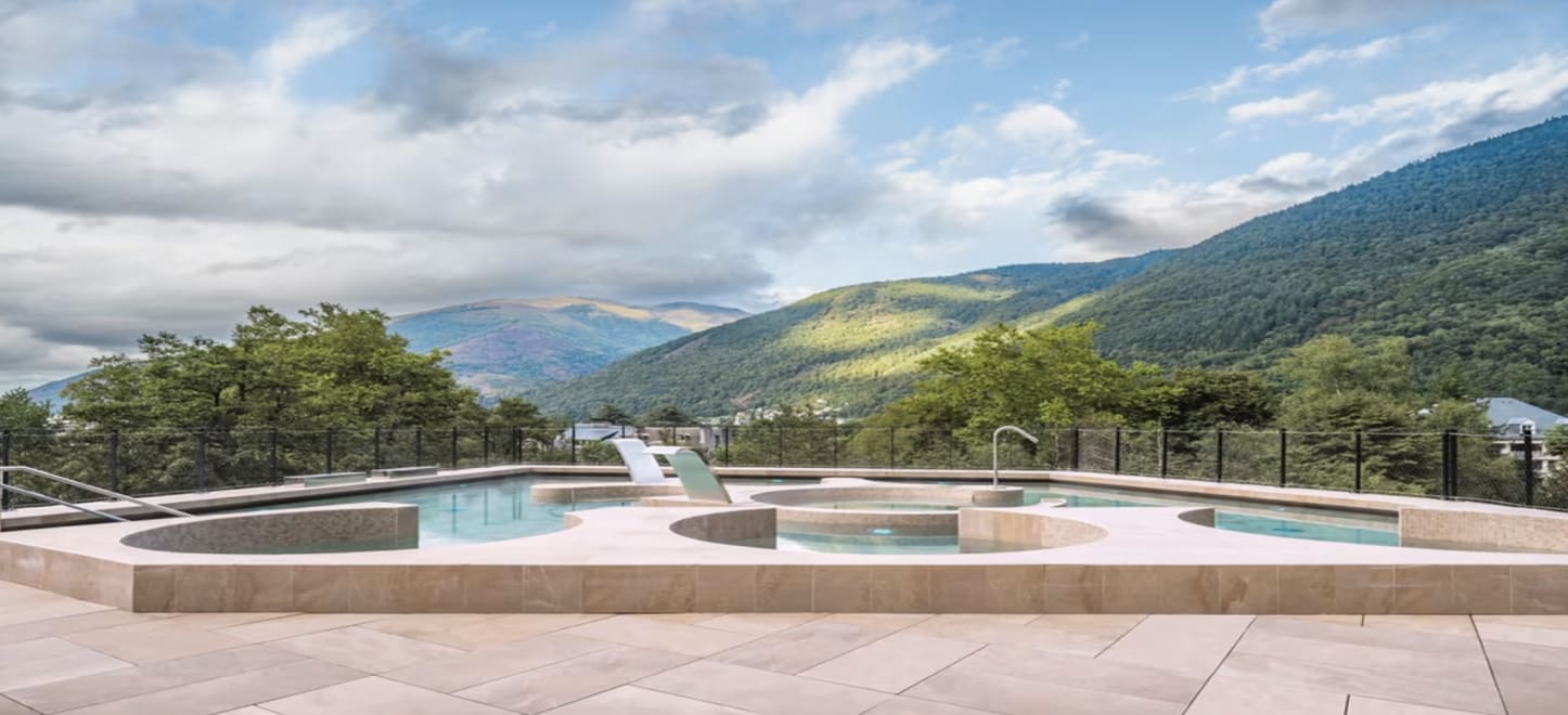 Spa thermal de Luchon avec bassin de balnéothérapie dans les thermes de Bagnères-de-Luchon