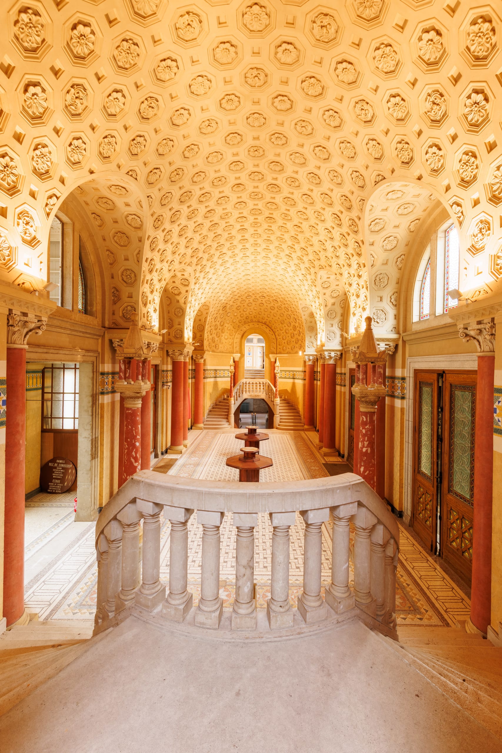 Hall Belle Époque des Grands Thermes de Châtel-Guyon avec voûtes et décors raffinés