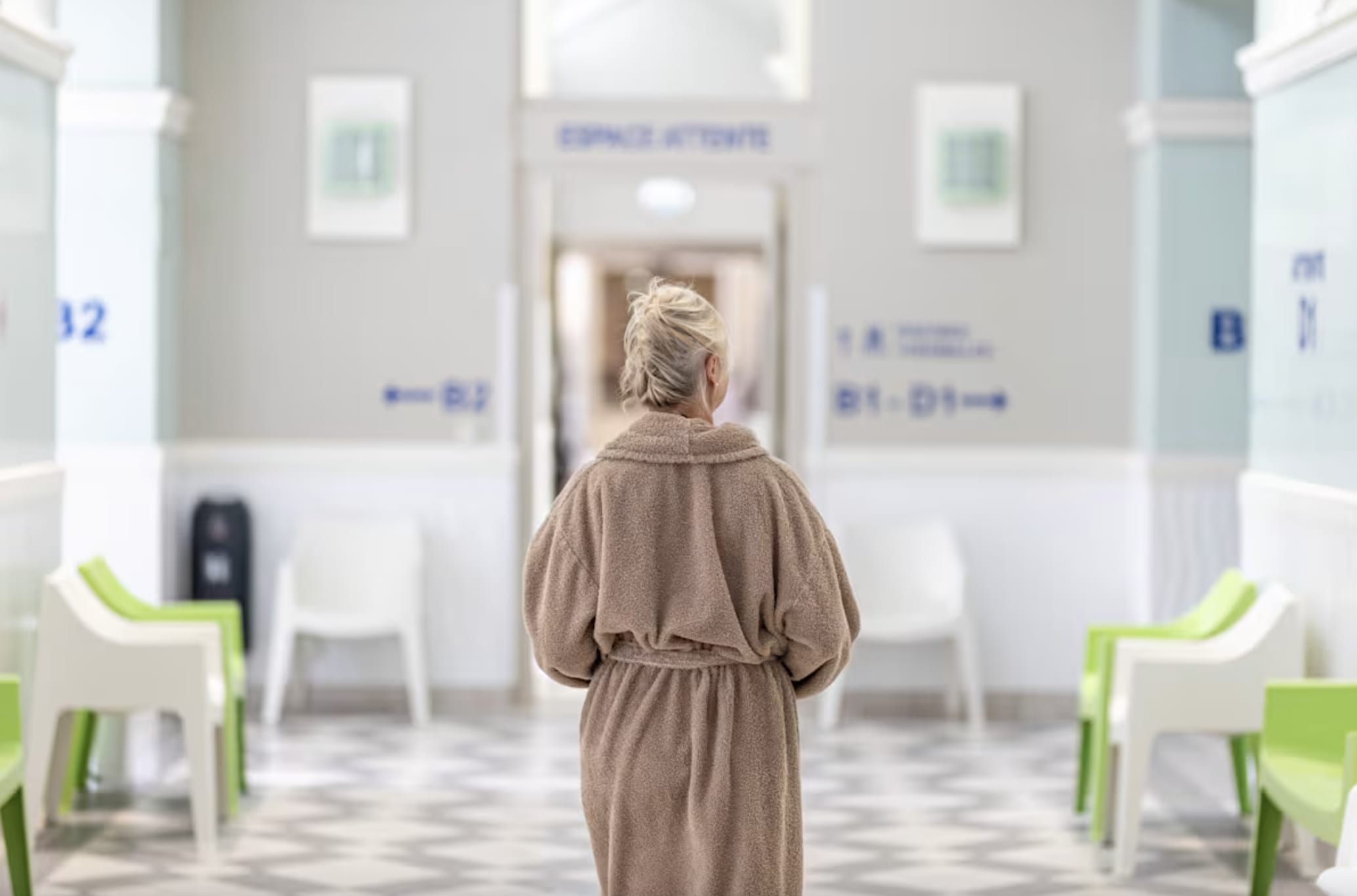 Femme se relaxant dans un centre thermal lors d’une mini-cure bien-être
