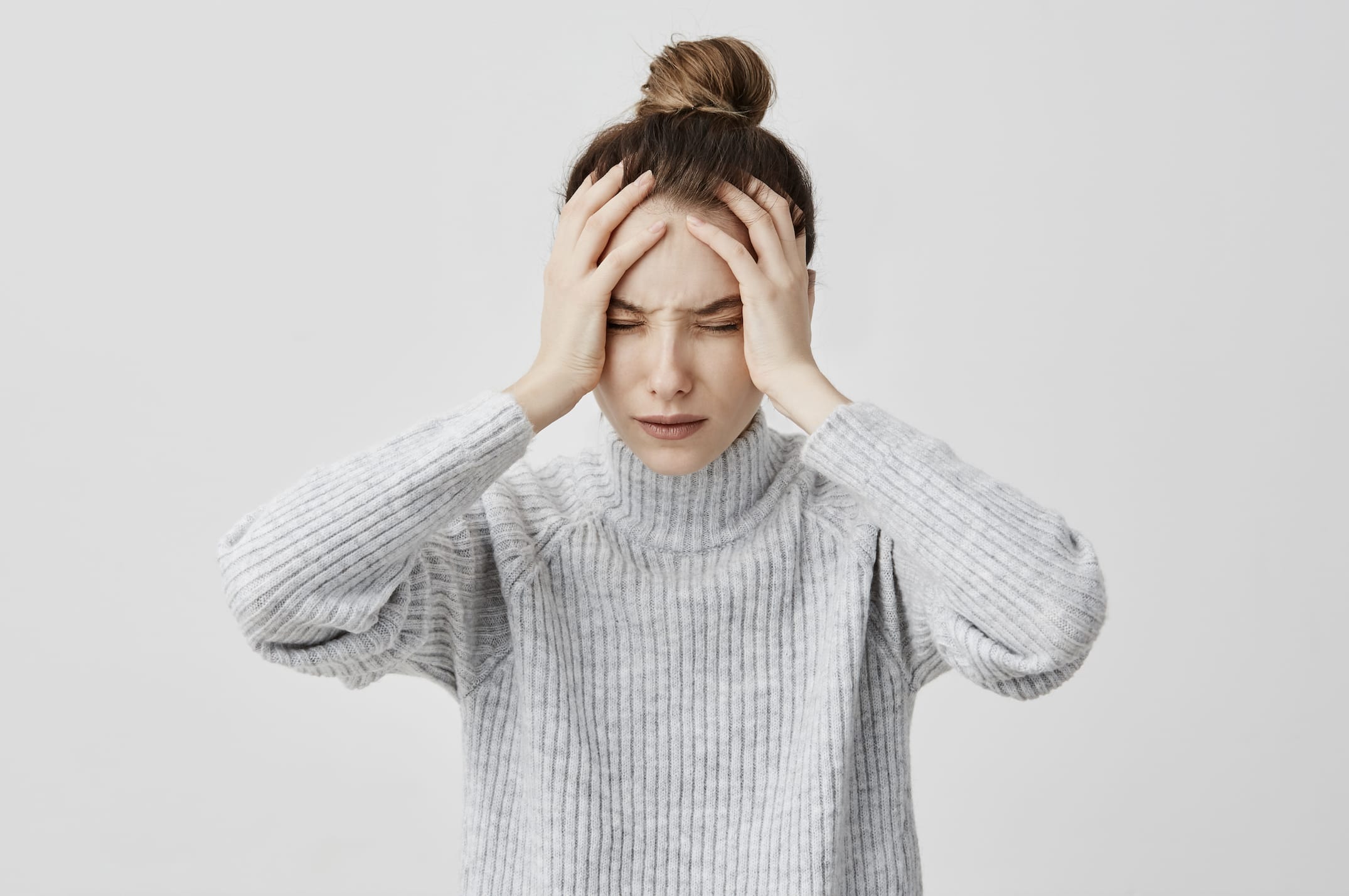 Femme souffrant de stress et de troubles du sommeil se tenant la tête