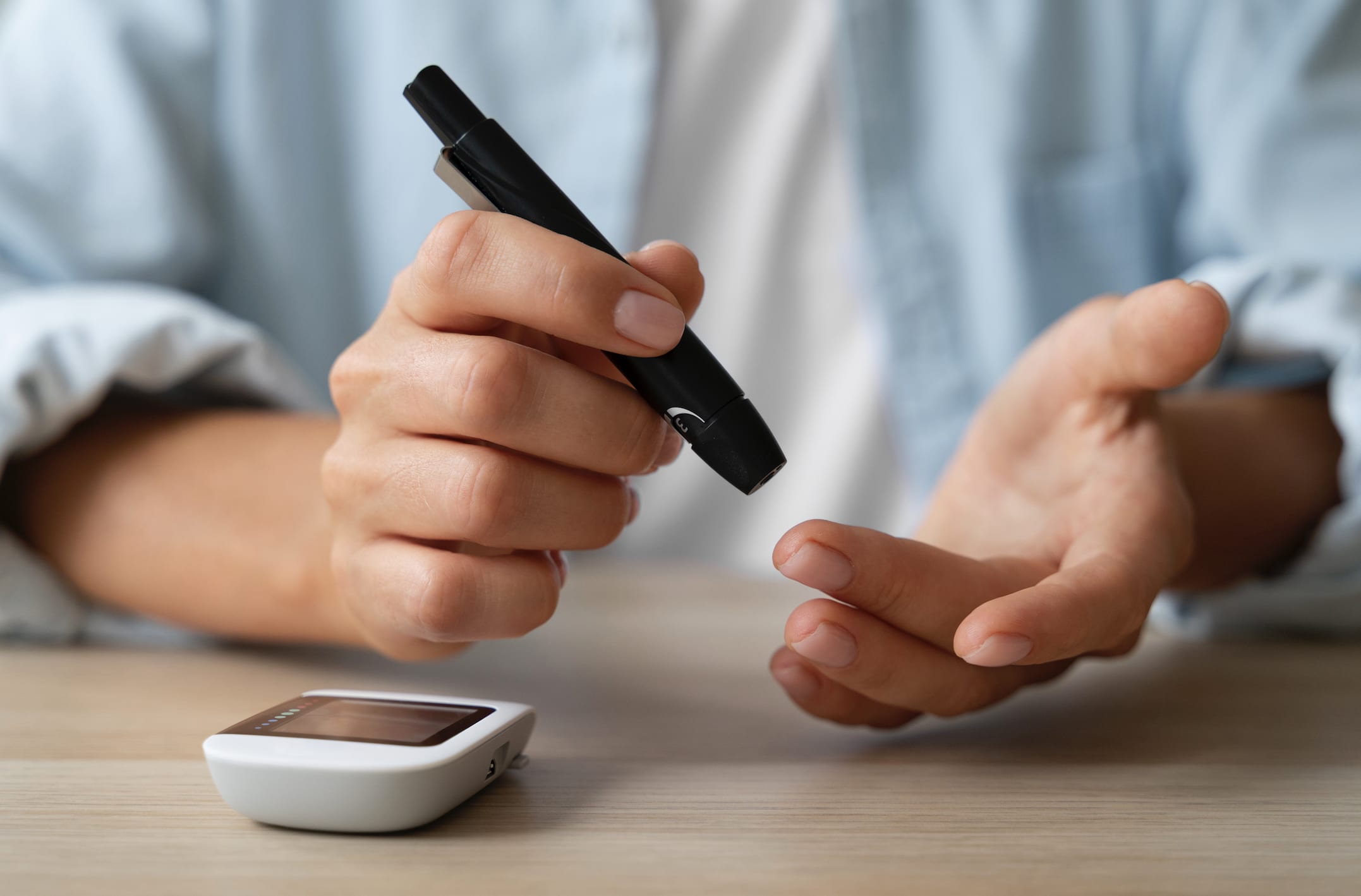 Personne diabetique realisant un test de glycemie avant une cure thermale
