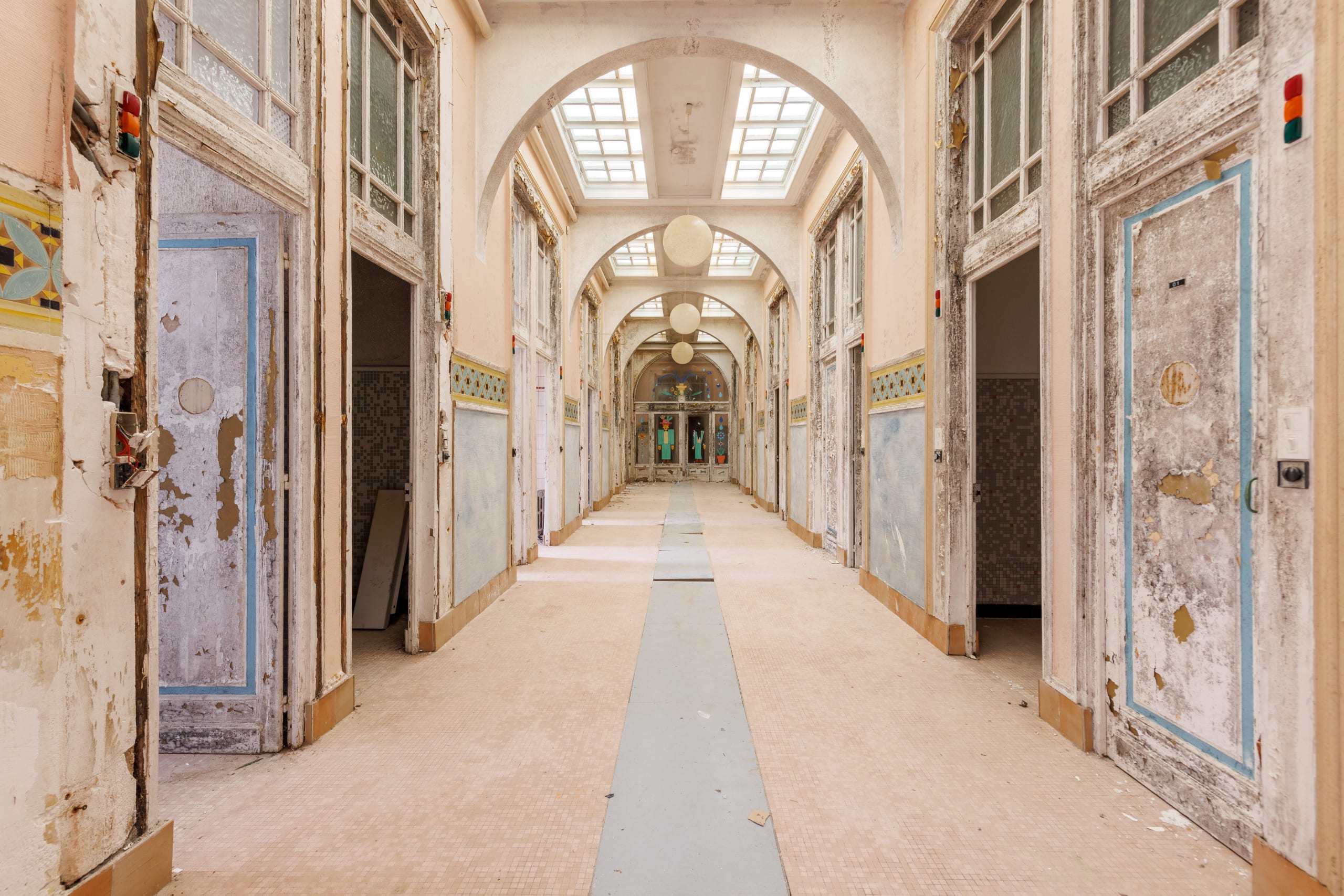 Décors colorés et détails architecturaux des Grands Thermes