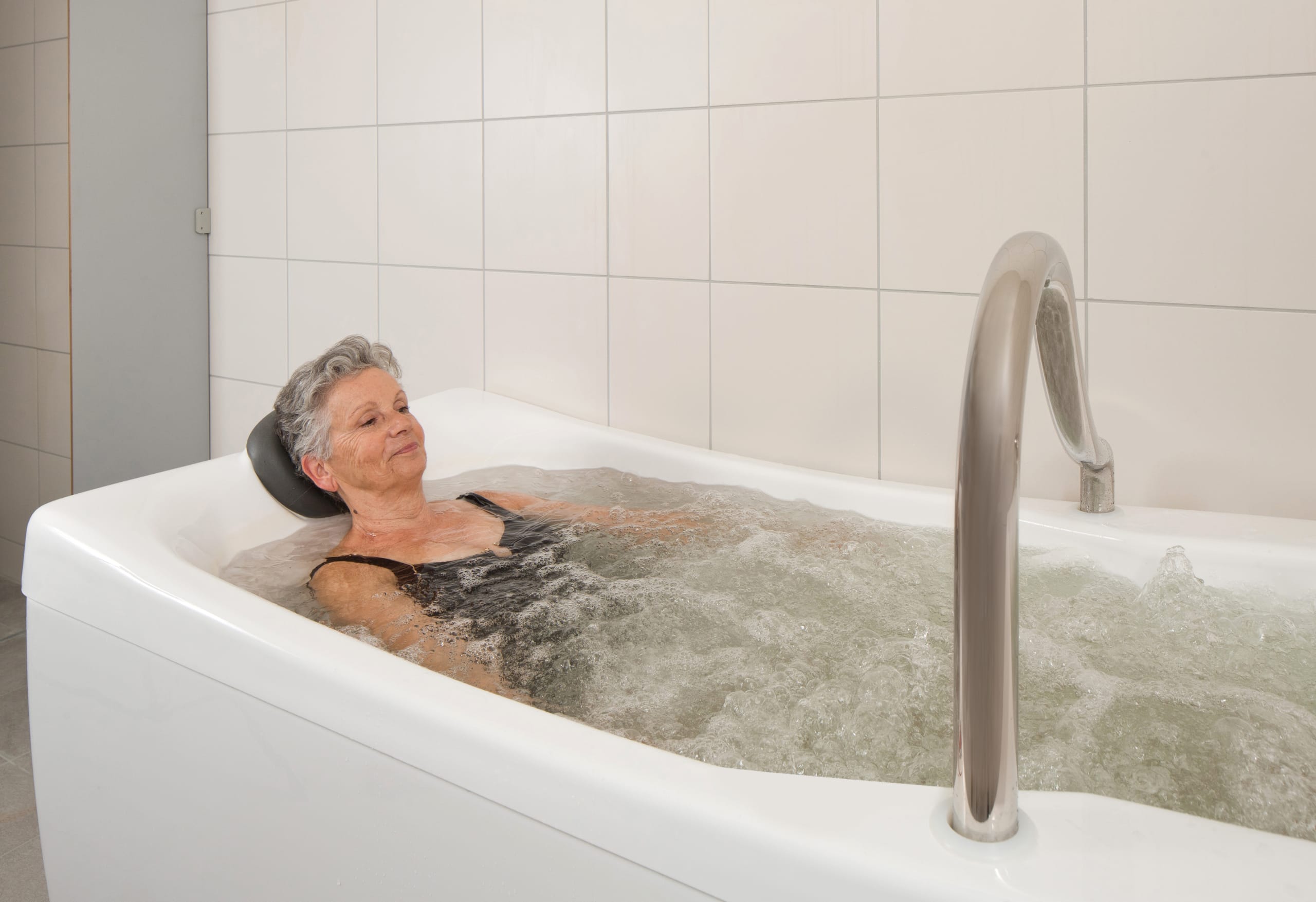 Bain thermal individuel aux thermes de Vichy avec un curiste