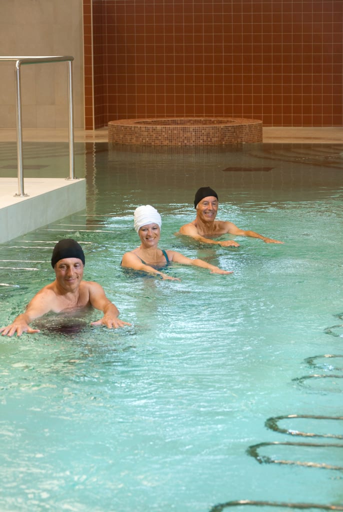 Curiste profitant d’un bain thermal lors d’une cure thermale nocturne