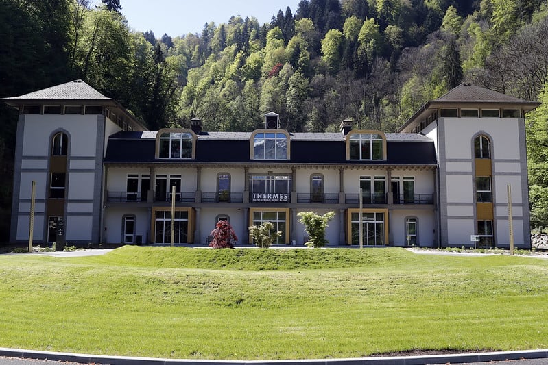 Vue extérieure des Thermes de Saint-Gervais-les-Bains spécialisés dans le soin thermal des brûlures et cicatrices