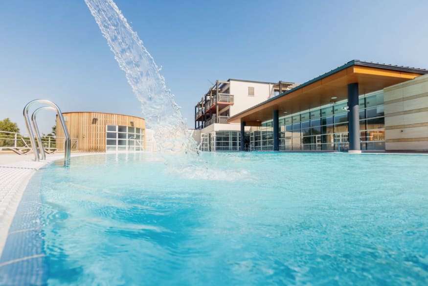 piscine extérieure du spa thermal Casteljaloux