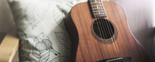 Titelbild von des Blogartikels Gitarre lernen für Anfänger: 4 Tipps für schnelle Fortschritte