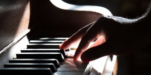 Titelbild von des Blogartikels Klavier lernen: 5 Tipps für Kinder und Erwachsene
