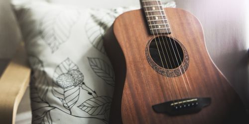 Titelbild von des Blogartikels Gitarre lernen für Anfänger: 4 Tipps für schnelle Fortschritte