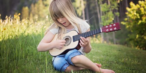 Titelbild von des Blogartikels Gitarrenunterricht für Kinder: wichtige Fragen vorab geklärt