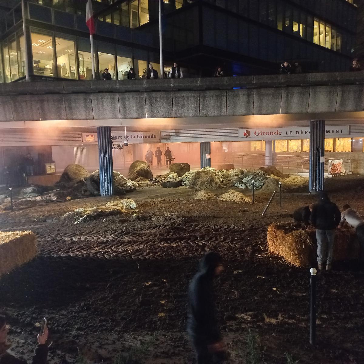 Le foin et le fumier sont répandus devant la route et la préfecture.