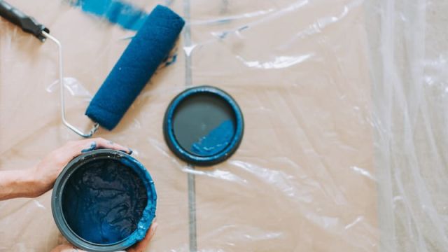 Photo of blue paint and roller by Anete Lusina