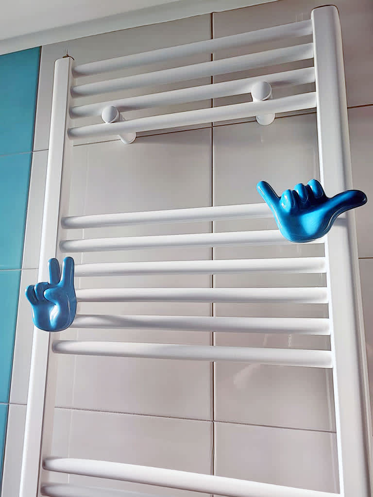 Portasciugamani Letshelter installati su scaldasalviette in bagno
