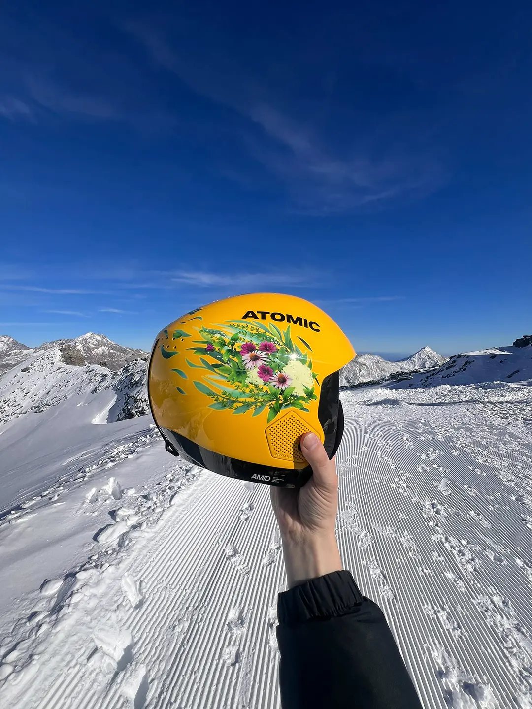 Ricola ski helmet render 01