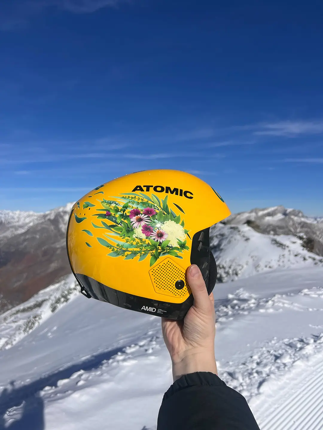 Ricola ski helmet render 02