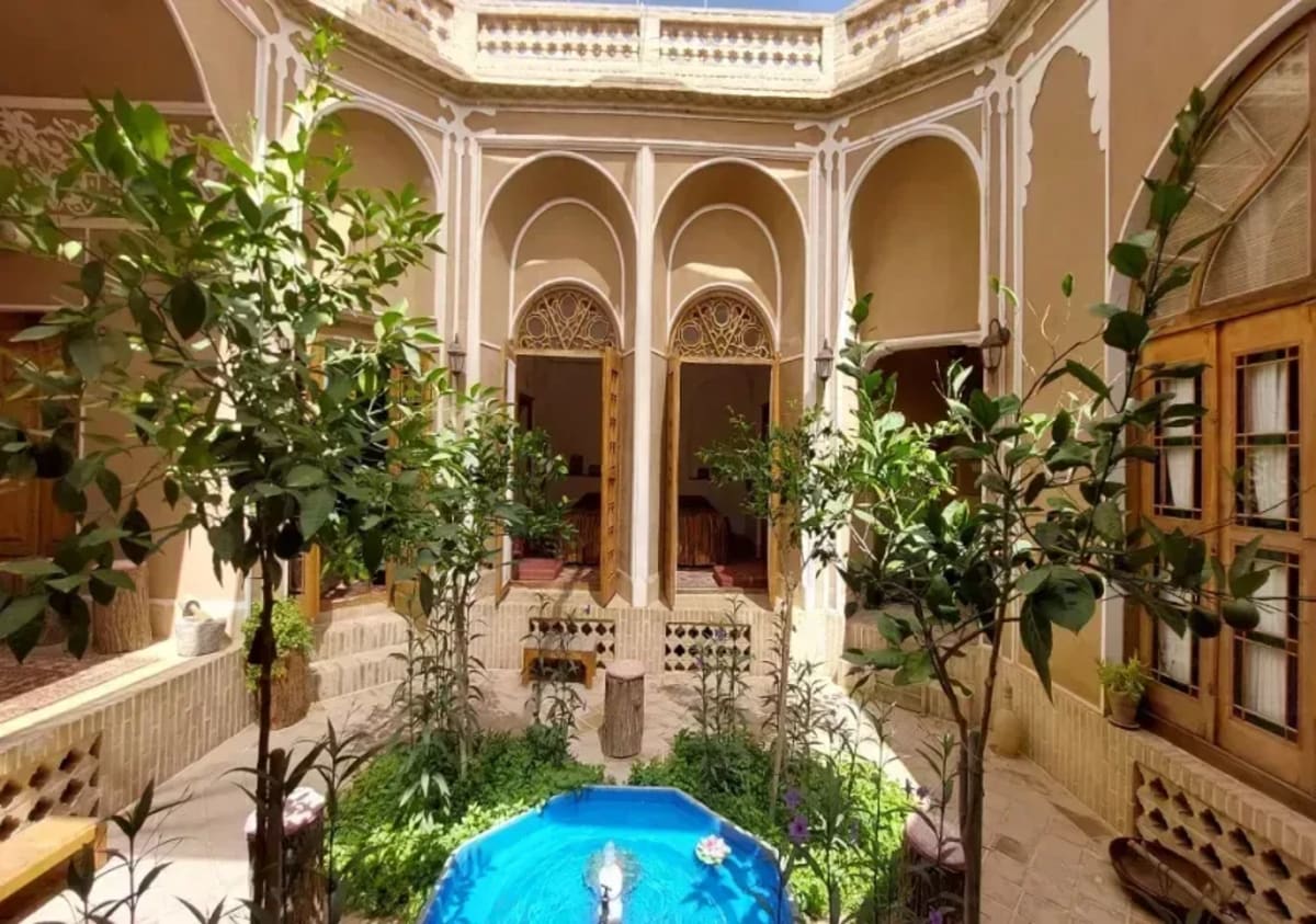 Narenjestan Traditional Hotel