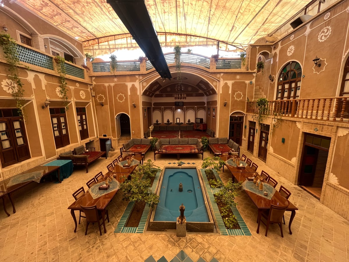 Firoozeh Traditional Hotel
