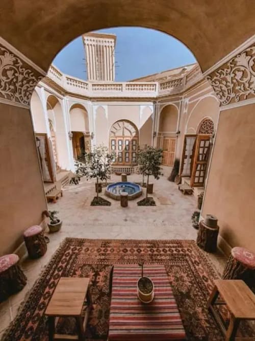 Narenjestan Traditional Hotel
