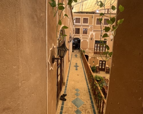 Firoozeh Traditional Hotel