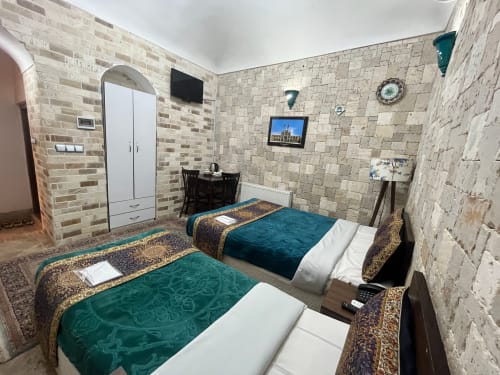 Firoozeh Traditional Hotel