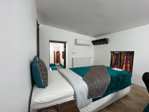 Firoozeh Traditional Hotel