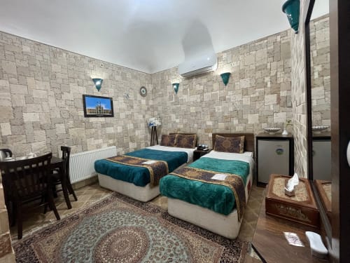 Firoozeh Traditional Hotel