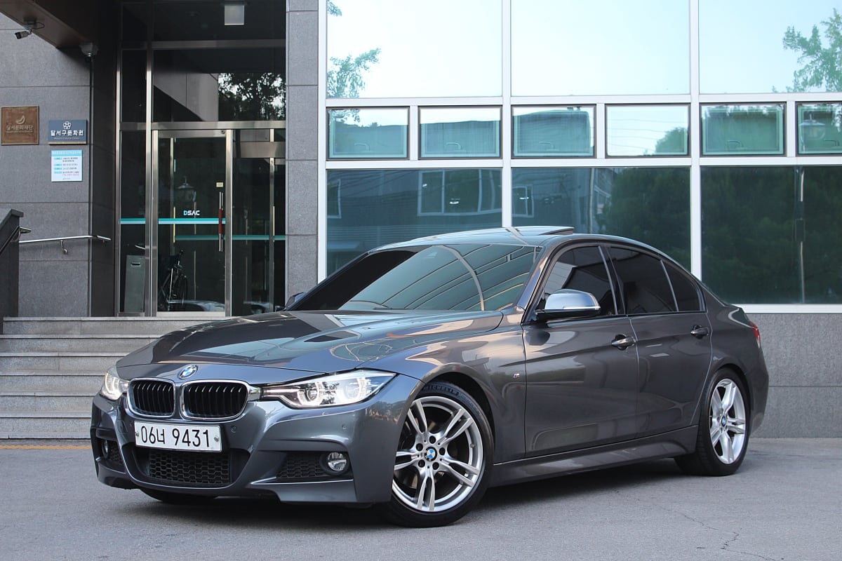 2017 BMW 330i, front three-quarter view