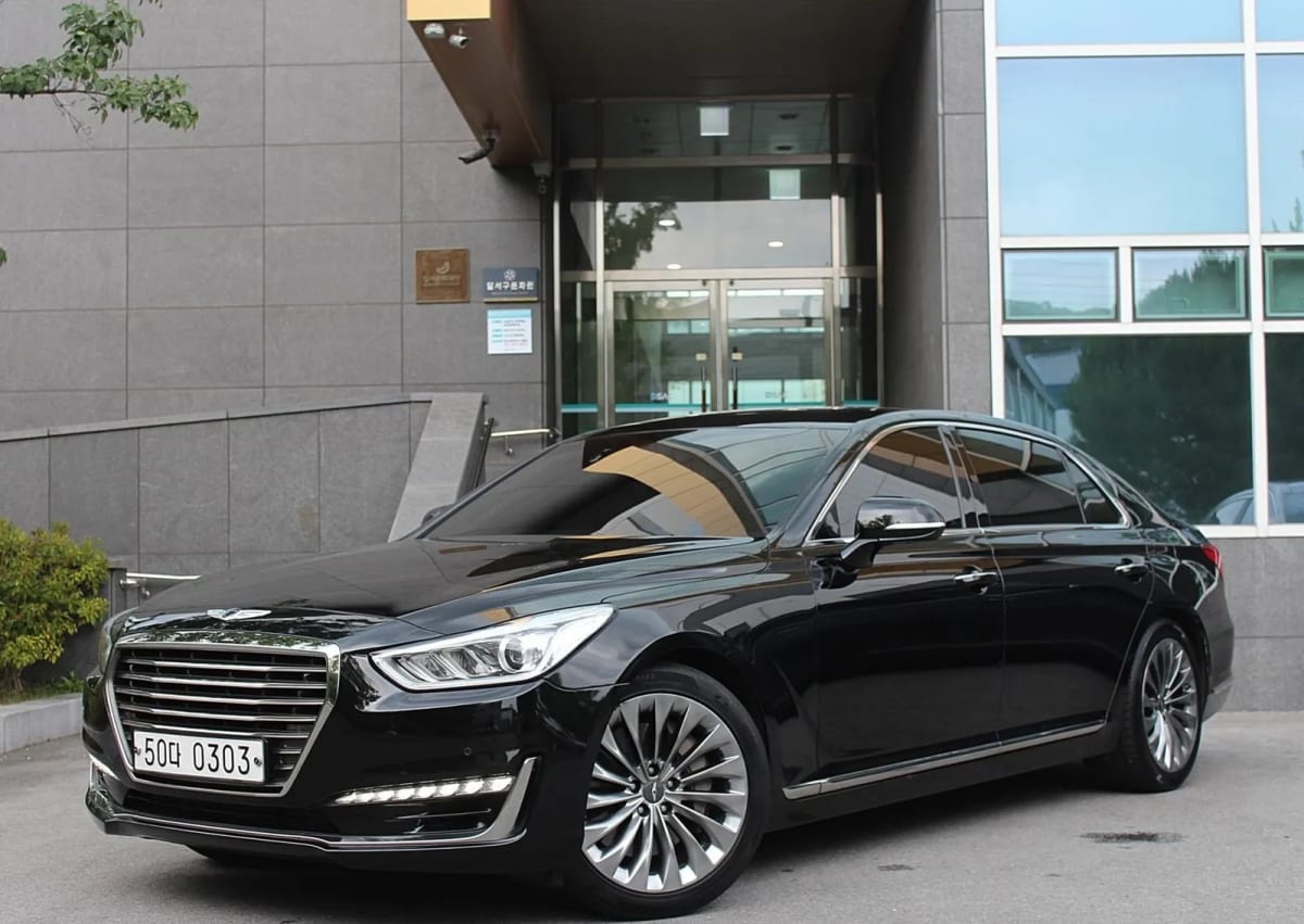 Exterior view of 2016 Genesis EQ900, VIN …000734