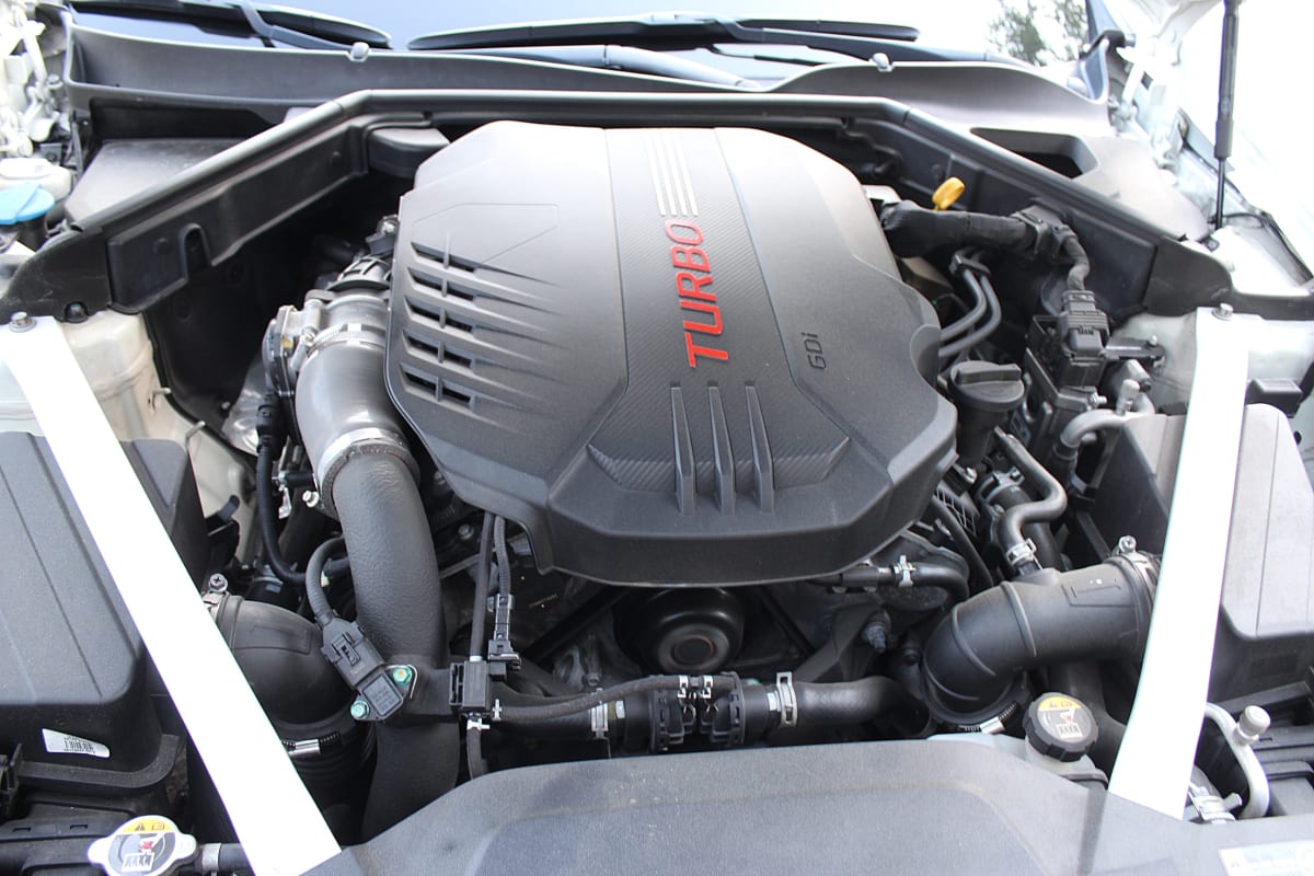 Engine bay, 3.3-litre twin-turbo V6 of 2018 Kia Stinger, VIN …003083