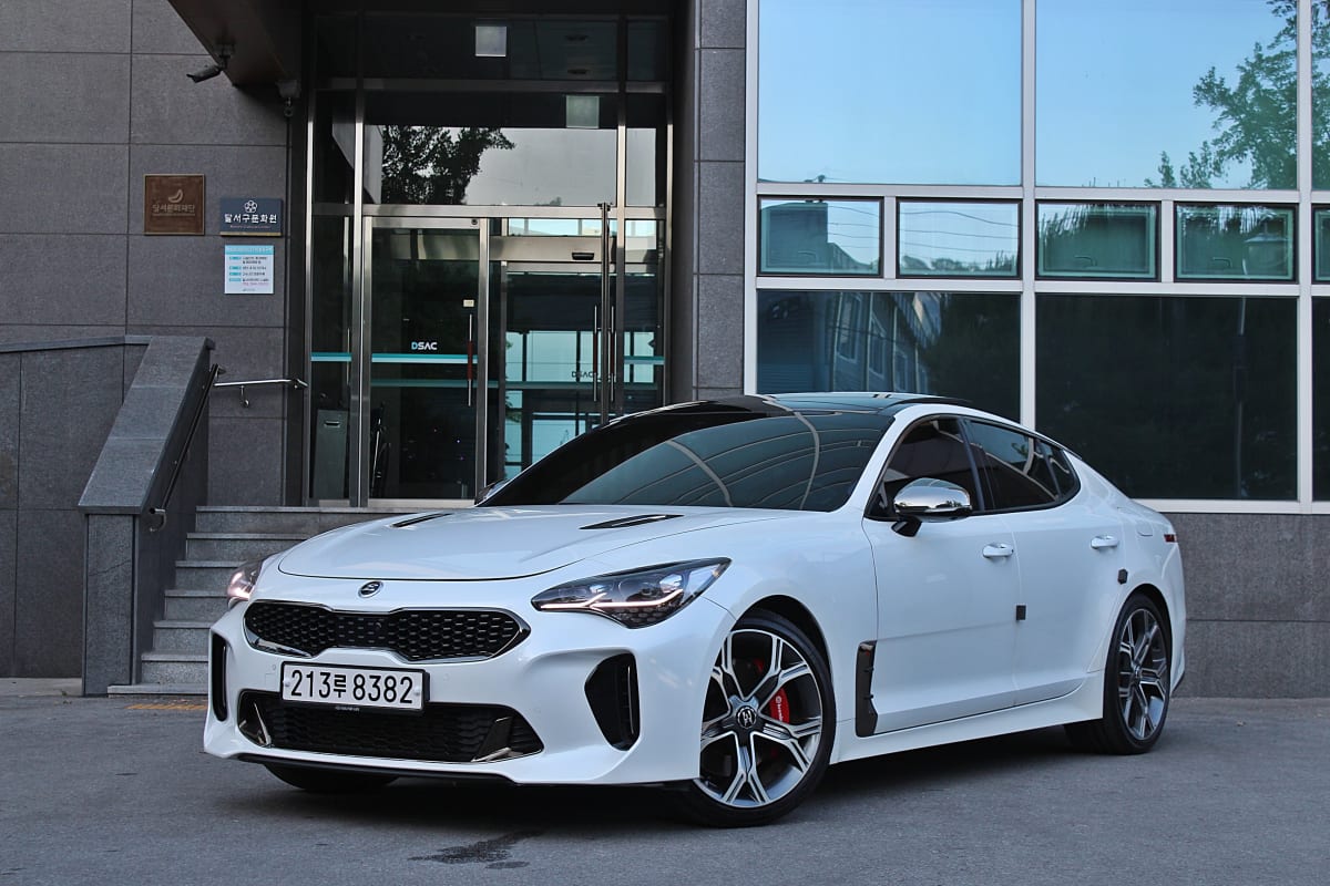 2018 Kia Stinger, front three-quarter view