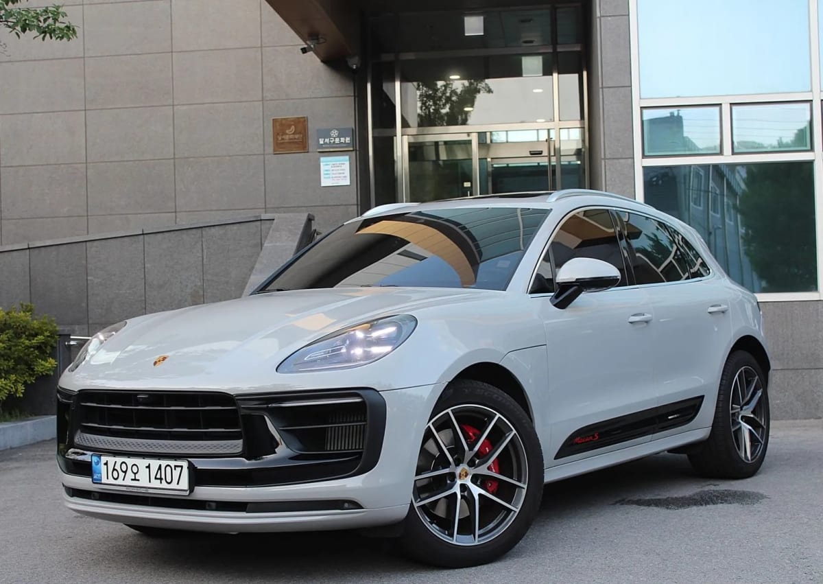 Exterior view of 2022 Porsche Macan