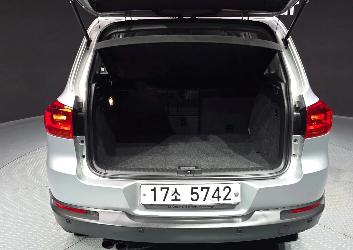 Interior view of 2014 Volkswagen Tiguan, VIN …611103