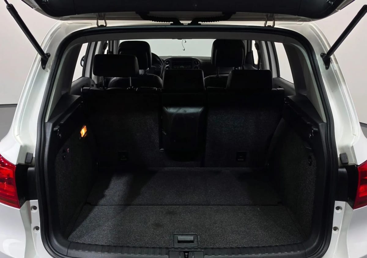 Interior view of 2014 Volkswagen Tiguan, VIN …525318