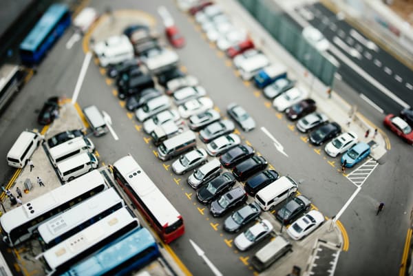 Acheter une voiture d’occasion : particulier ou professionnel, que choisir en 2025 ?