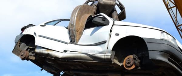 Comment vendre une voiture à la casse ? Le guide simple et complet pour s’en débarrasser légalement