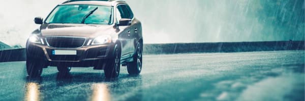 Conduite sur sol mouillé : les équipements auto qui peuvent vous aider
