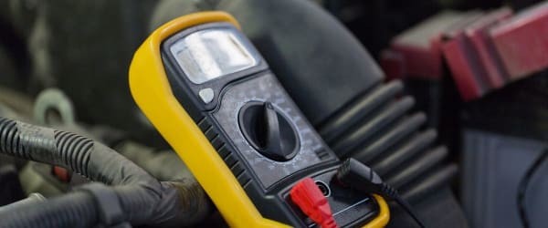 L’alternateur sur un moteur de voiture : fonctionnement, utilité et coût de remplacement