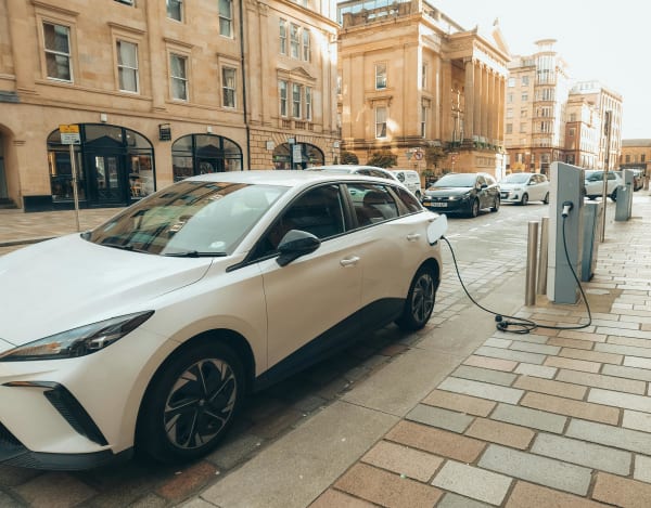 Voiture électrique d’occasion : comment évaluer l’état de la batterie avant d’acheter ?
