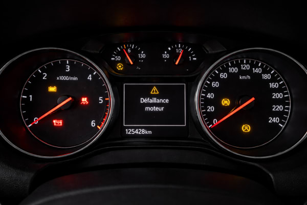 Voyants voiture : Signification de TOUS les symboles (Guide 2026)