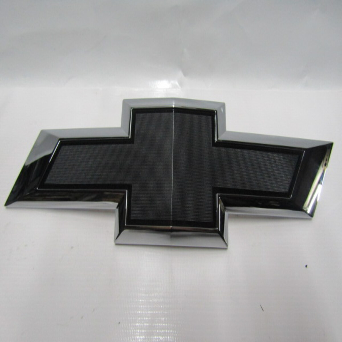 Emblema Mascara Silverado 2022 - 2023 Negro Cromado - foto 3
