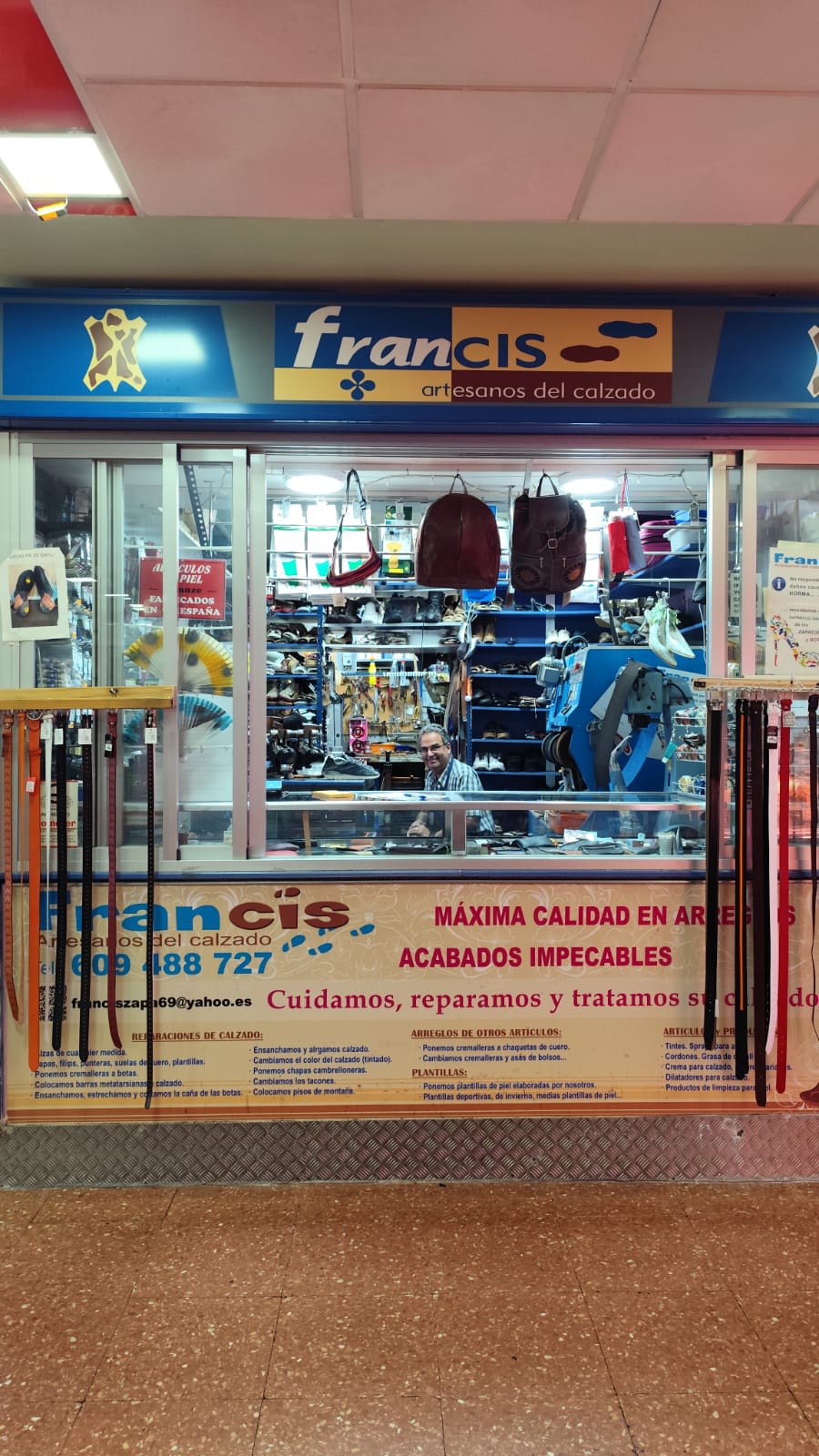 Artesano reparando un zapato en su taller